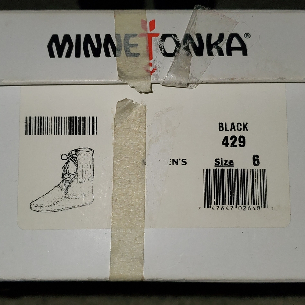 Minnetonka Black Fringe Boot size 6 - Picture 9 of 9